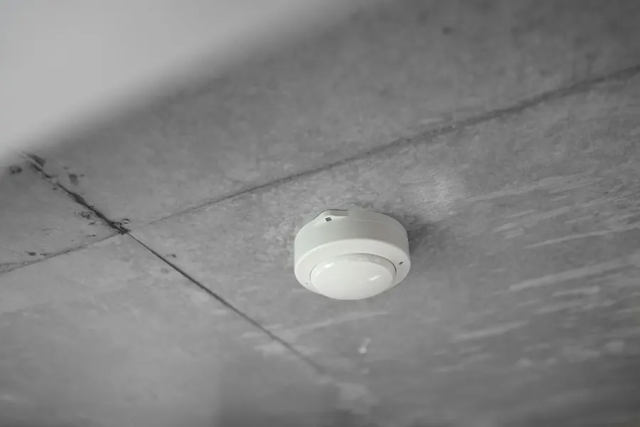 Smoke alarm fitted to a ceiling